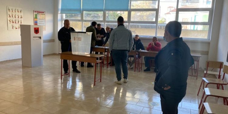 Çmenduri/ Me sëpatë në dorë, një person kërcënon komisionerët në qendrën e votimit