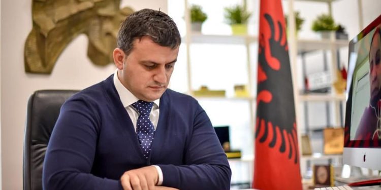 “Hajduti thërret, kapeni hajdutin”, Flamur Golemi i përgjigjet Vangjel Tavos për ndihmat ushqimore: Donacion për familjet në nevojë nga kompania “Kelmendi”, kemi marrë edhe vjet gjatë karantinës