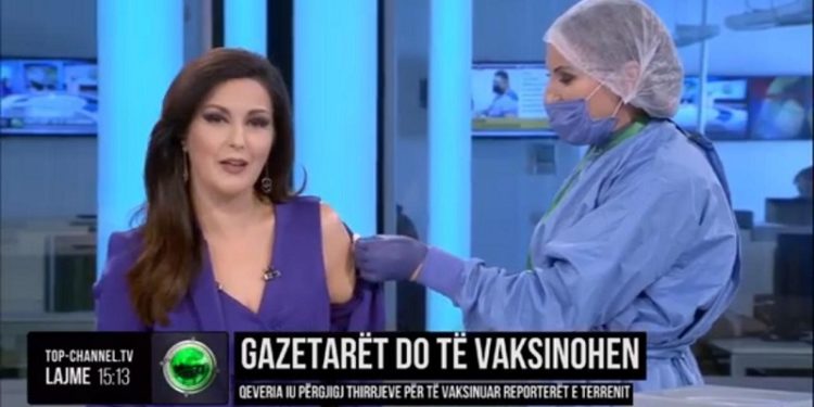 Gazetarja e “Top Channel”-it bën vaksinën në transmetim “live” nga studioja