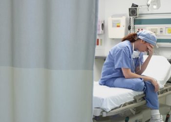 COVID-19 në Hungari/ Lodhja mendore e punonjësve mjekësorë, psikologët ofrojnë ndihmë falas