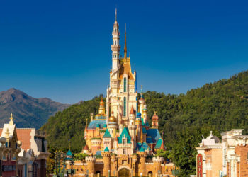Kështjella e re e Disneyland në Hong Kong është një vizion arkitektonik i diversitetit