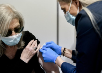 Greqia rishikon moshën e vaksinimit me AstraZenecan