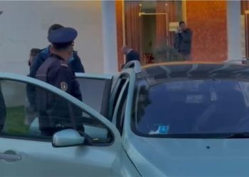 Çmenduri/ Bëri thirrje se do të digjte kutitë e votimit, shoqërohet i riu me lëndë djegëse