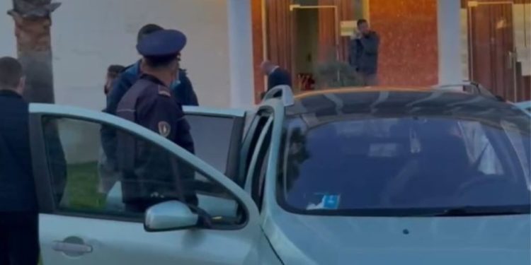 Çmenduri/ Bëri thirrje se do të digjte kutitë e votimit, shoqërohet i riu me lëndë djegëse