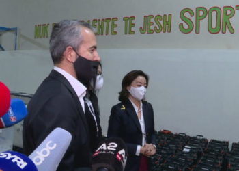 Ambasadorja e SHBA shkon në një qendër numërimi, urdhër të prerë komisionerëve të PD-së: Hiqni bluzat me nr.9