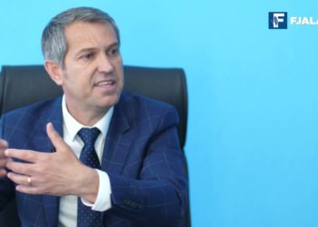 Kthehet për t’u bërë deputet në Tiranë, 31 vite pasi u arratis në Ambasadën franceze