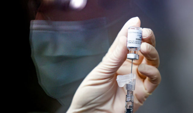 Franca vijon vaksinimin me Johnson & Johnson pavarësisht rasteve me mpiksje gjaku