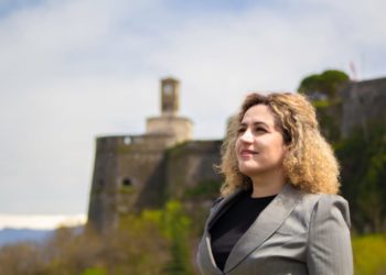 Mbaroi njëherë universitetin pastaj gjimnazin, kandidatja e LSI në Gjirokastër bën si e zënë shumë nga takimet me popullin dhe nuk jep asnjë shpjegim për skandalin (Reagimi)