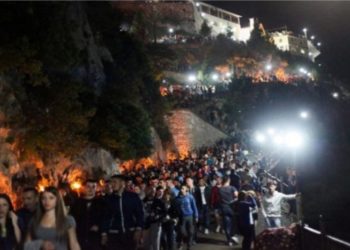 Është koha për lutje! Dyndje pelegrinësh drejt kishës së Laçit