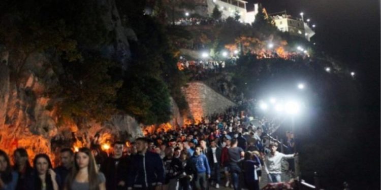 Është koha për lutje! Dyndje pelegrinësh drejt kishës së Laçit
