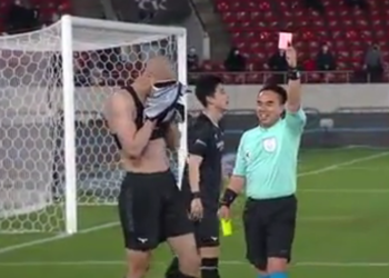 Video/ Gafa e sulmuesit, shënon gol por ndëshkohet me karton të kuq