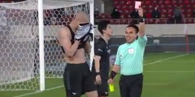 Video/ Gafa e sulmuesit, shënon gol por ndëshkohet me karton të kuq