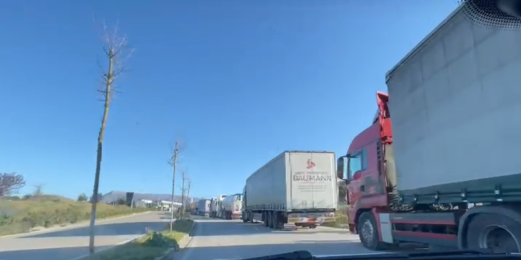 Prishet skaneri në Kakavijë, shihni radhët e gjata të kamionëve që presin të kalojnë kufirin (VIDEO)