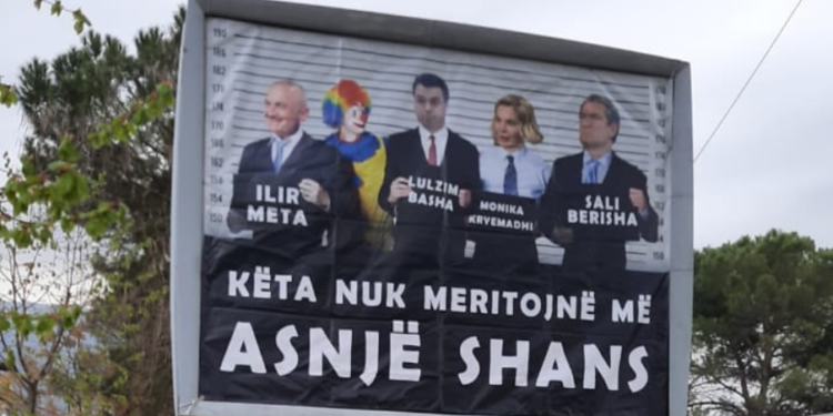 “Këta nuk meritojnë asnjë shans”, billboardi në Gjirokastër që acaroi Ilir Metën: Nuk ka spital që ju bën derman (FOTO)