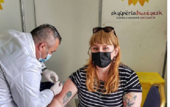 ‘Faleminderit Rama’, blogerja angleze vaksinohet me Sinovac në Shqipëri: Më në fund do takoj nënën time