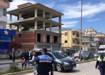 Aksident në Gjirokastër, ‘Toyota’ ‘ngec’ mbi trafikndarëse, ‘Audi’ përfundon mbi trotuar (VIDEO)