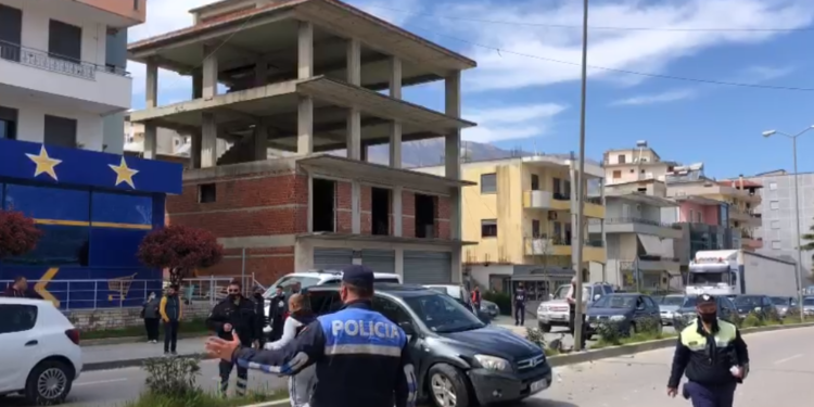 Aksident në Gjirokastër, ‘Toyota’ ‘ngec’ mbi trafikndarëse, ‘Audi’ përfundon mbi trotuar (VIDEO)