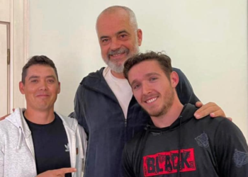 Rama takon heroin që ndaloi makinën në sheshin Skëndërbej