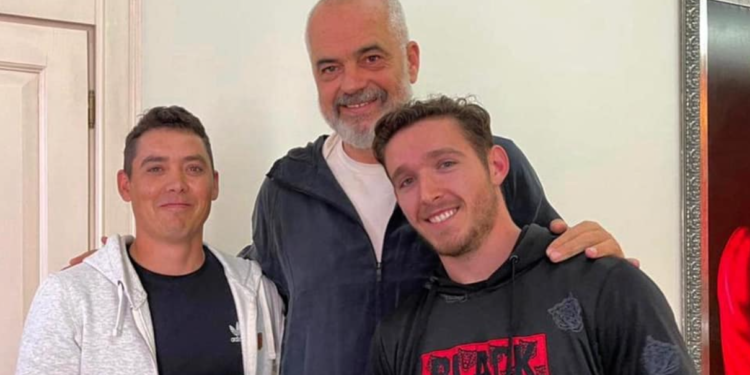 Rama takon heroin që ndaloi makinën në sheshin Skëndërbej