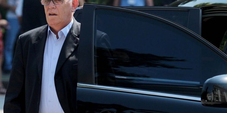 Flet ‘Baba Taku’: Çfarë ka brenda “çanta e zezë” që mbaj me vete