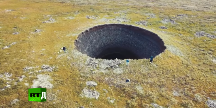 Video/ Tmerri i vrimave të zeza që janë hapur në tokë në Rusi