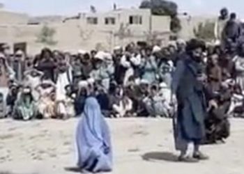 Foli në telefon me një burrë, shihni çfarë i bëjnë kësaj gruaje talebanët (FOTO)