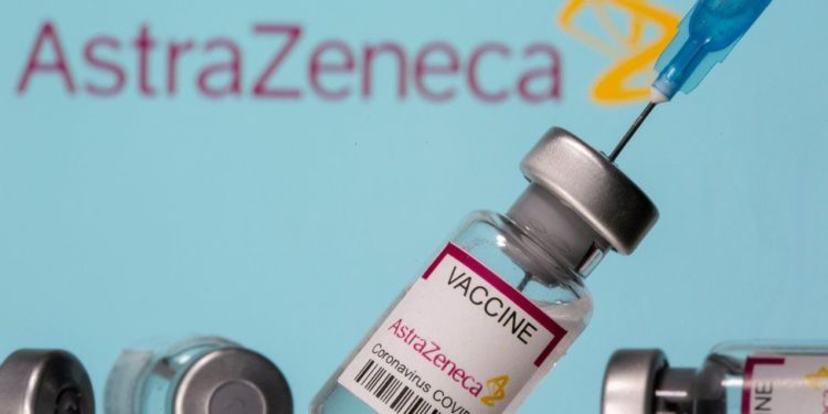 Agjencia shëndetësore britanike: AstraZeneca nuk do t’iu jepet grupmoshave nën 30 vjeç