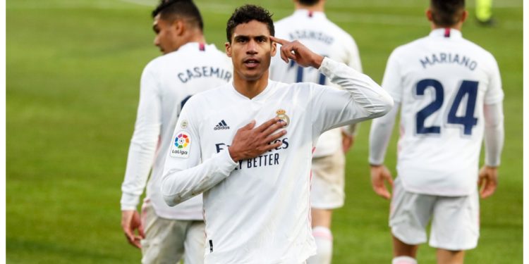 Real Madrid nxjerr në shitje Raphael Varane