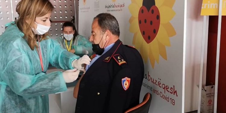 600 punonjës policie marrin vaksinën kineze
