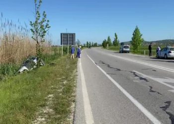 Aksident në Levan-Tepelenë, lëndohet shoferi dhe dy pasagjerë pas daljes së mjetit nga rruga