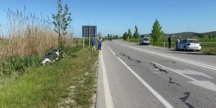 Aksident në Levan-Tepelenë, lëndohet shoferi dhe dy pasagjerë pas daljes së mjetit nga rruga