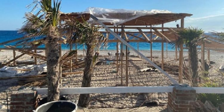 Kishin zënë hapësirën publike, në hetim 3 qytetarë në Dhërmi