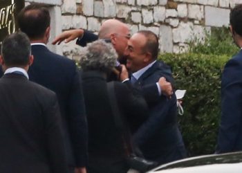 Ministri grek dhe turk harrojnë ‘sherrin’ në Ankara, përqafohen dhe darkojnë në Athinë