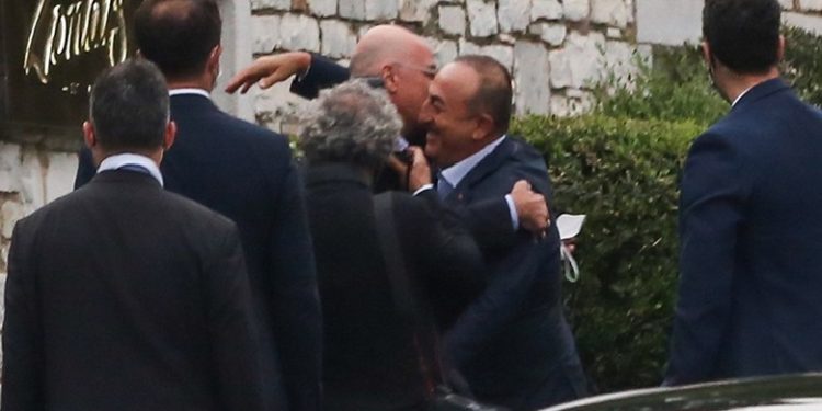 Ministri grek dhe turk harrojnë ‘sherrin’ në Ankara, përqafohen dhe darkojnë në Athinë