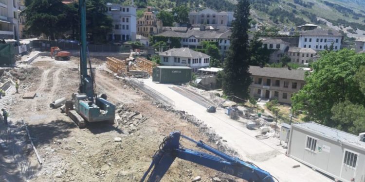 Alarmi i Skulptorit të Popullit Mumtaz Dhrani për përmendoren e Çerçiz Topullit në Gjirokastër