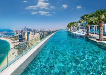 Mahnitëse/ Kjo është pishina më e lartë në botë, në katin e 77-të të një hoteli (FOTO)