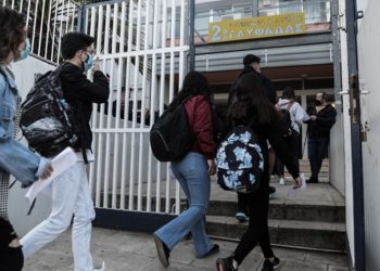 Covid, rihapen të gjitha shkollat në Greqi