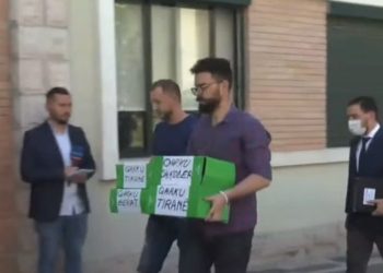 Bashës i duhet alibia për të mbajtur partinë, PD kërkon zgjedhje të reja në 9 qarqe