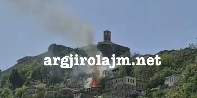 Merr flakë një shtëpi në Gjirokastër (VIDEO)