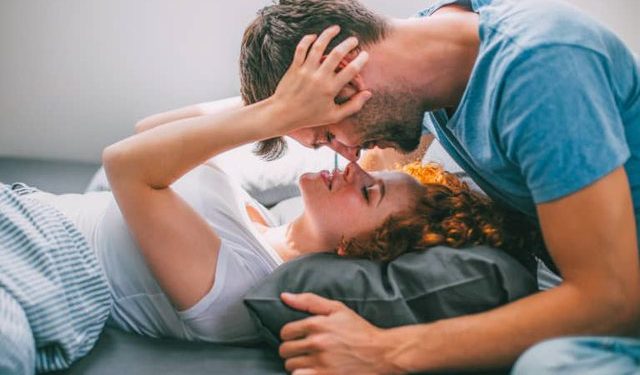 Në mëngjes apo në darkë? Ja kur është koha më e mirë për të kryer marrëdhënie seksuale dhe pse