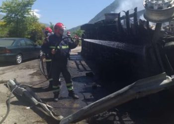 Merr flakë kamioni në aksin Tepelenë-Gjirokastër, shpëton mrekullisht shoferi