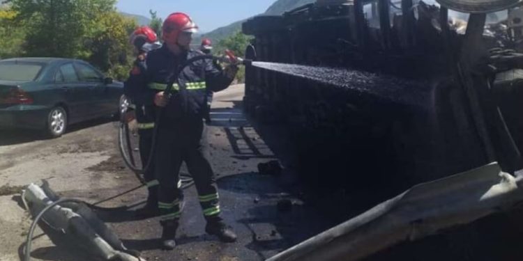 Merr flakë kamioni në aksin Tepelenë-Gjirokastër, shpëton mrekullisht shoferi