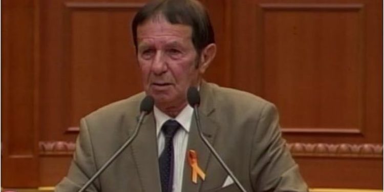 Qyfyre në Kuvend, deputeti: Votimet e 25 Prillit janë të paligjshme, si s’më tha njeri bravo të qoftë që fute Shqipërinë në OKB. Do i dal zot këtij populli