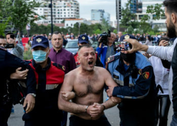 “S’ka Zot”, incident gjatë faljes Fitër Bajramit: 40-vjeçari tenton të vetëdigjet mes turmës në sheshin “Skënderbej” (VIDEO)