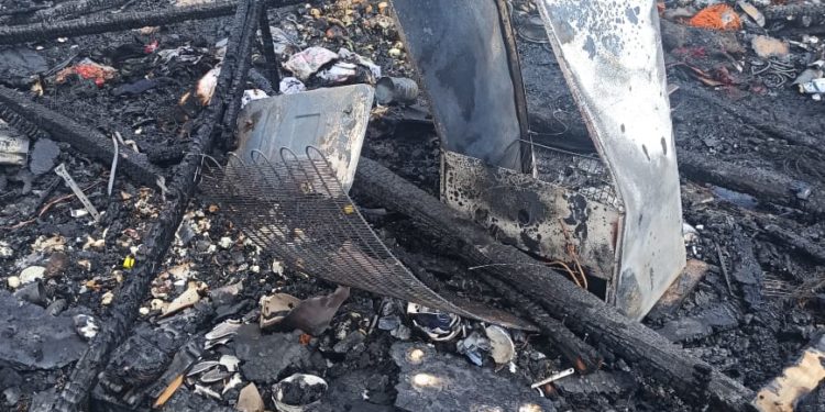 Gjirokastër/Shkrumbohen nga zjarri dy barake të komunitetit rom (FOTO)