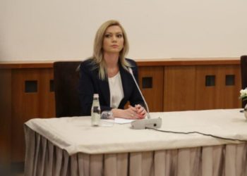 Zbulohet kush është biondja që u shfaq krah Berishës sot