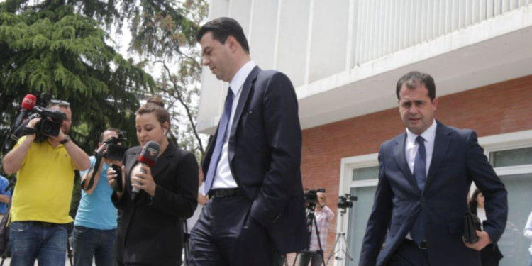 Mark Marku e Bujar Leskaj pyesin Bashën: Do shkojmë të pimë raki me popullin, çfarë do u themi tani?