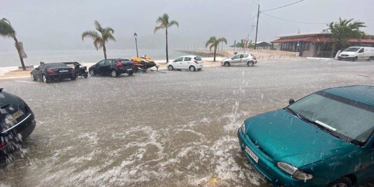 Stuhia e fortë përfshin Greqinë, përmbyten zona të tëra në Kefaloni (FOTO)
