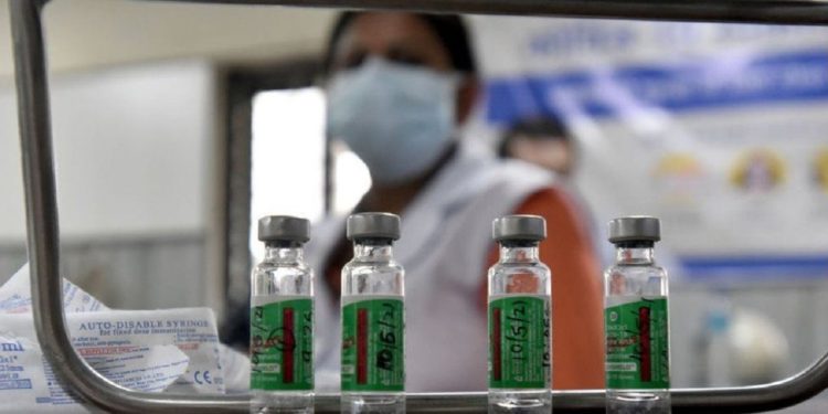 Britanikët e vaksinuar janë më të mbrojtur nga varianti indian i koronavirusit