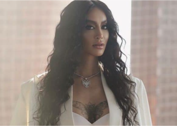 Nga mungesa e babait deri te sëmundja e nënës, Dafina Zeqiri rrëfen jetën e vështirë